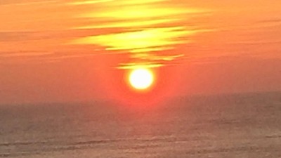 Ein leuchtender Sonnenuntergang über dem Horizont