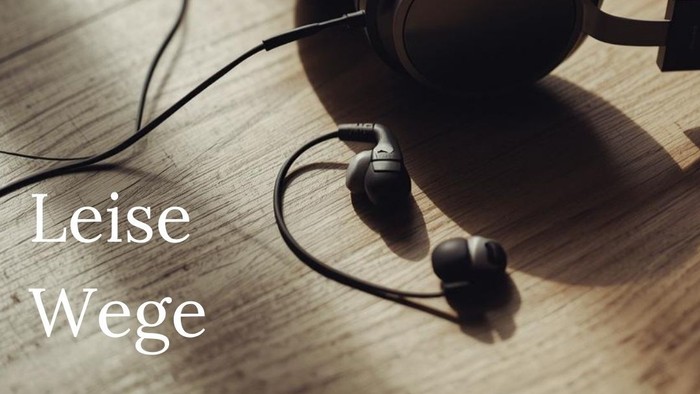 Kirchengottesdienst-Hinweis mit Kopfhörern zu einem stillen, besinnlichen Gottesdienst am 14. Juni 2026.