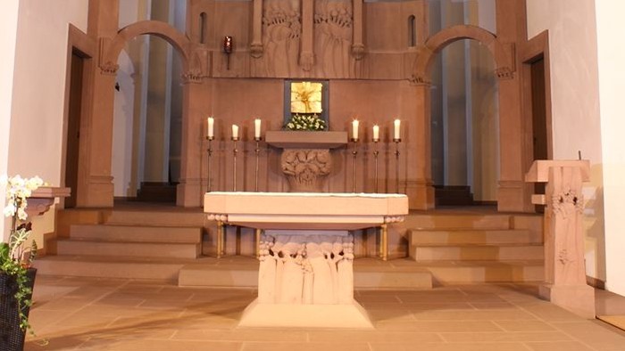 Die Kirche mit Altar, Kreuz und farbigem Fenster