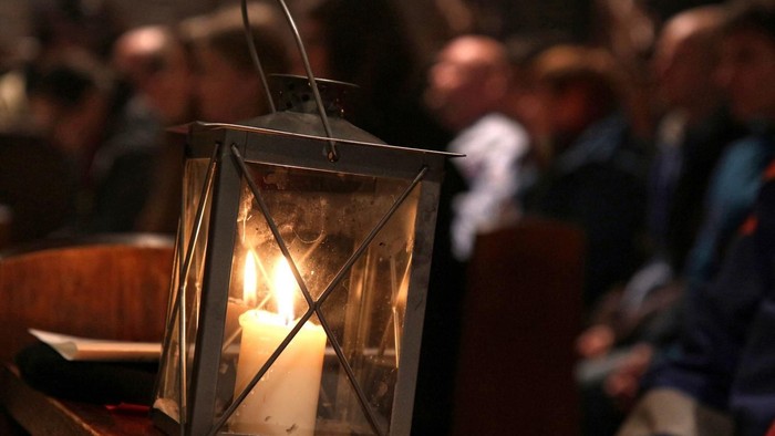 Brennende Kerze in einem tragbaren Behälter