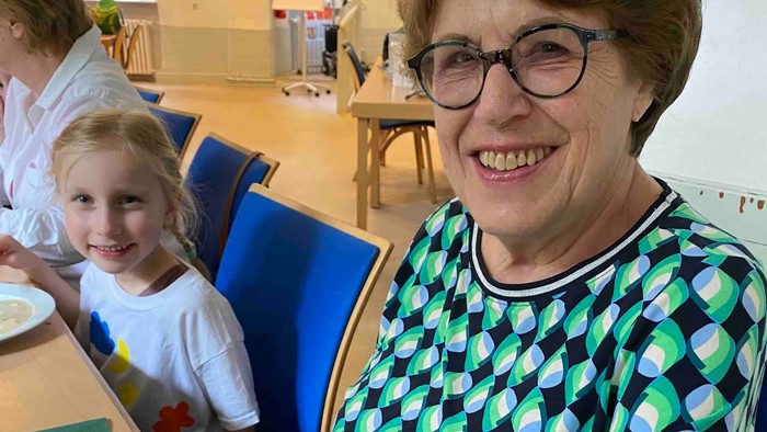 Mahlzeit! Mittagessen für Senioren und Junioren. Auf dem Foto sieht man eine Seniorin und ein Mädchen am Tisch sitzen. Foto: Carla Scholz