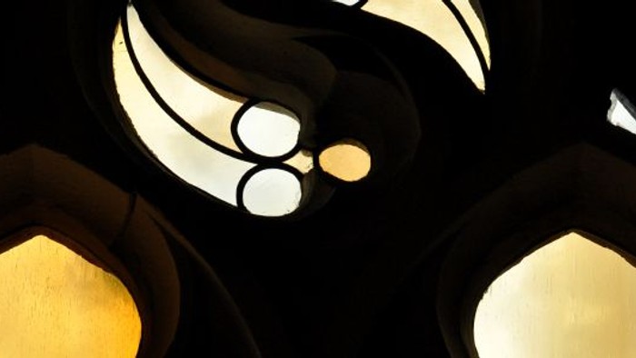 Das Bild zeigt eine stilisierte Darstellung eines Tierkopfes mit goldenen und schwarzen Elementen.