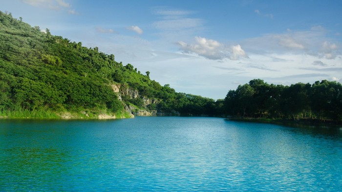 Flod og grønne bakker