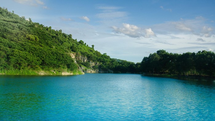 Flod og grønne bakker
