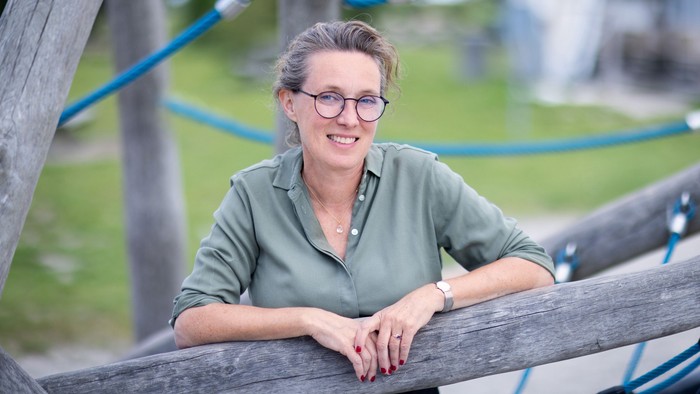 Billede af Siri stående foran et legestativ