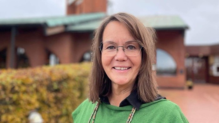 Billede af oplægsholder Ruth Ciwik foran Karlslunde strandkirke hvor hun arbejder.