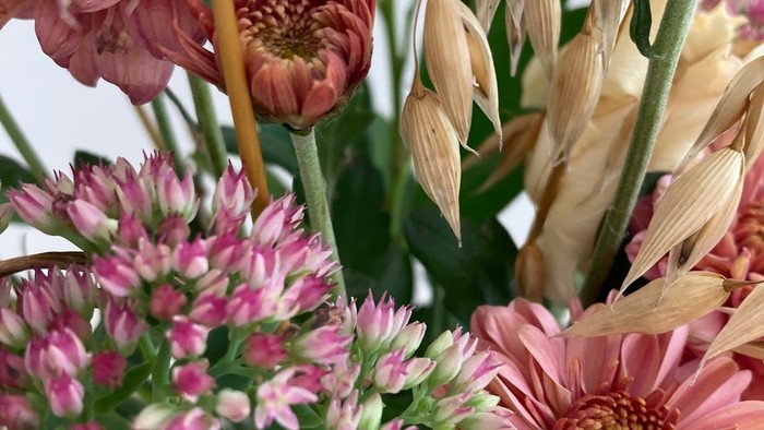 En blomsterstang med rosa og hvide blomster.