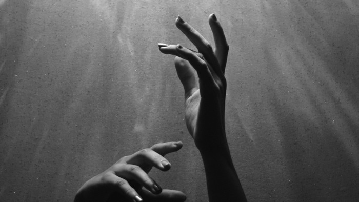 Zwei Hände strecken sich in die Höhe