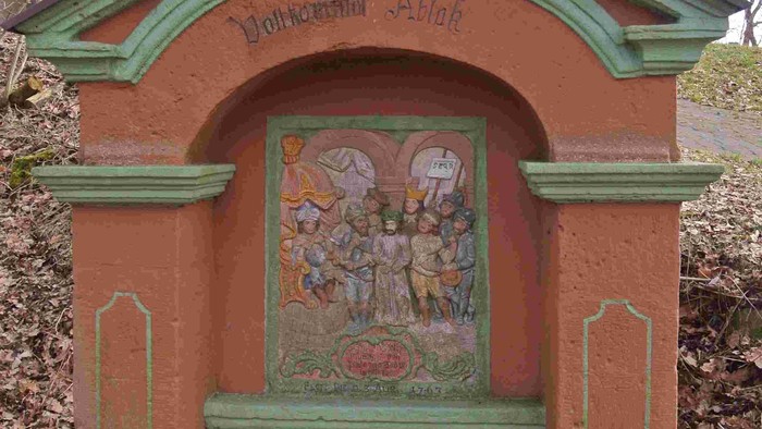 Kleiner Tempel mit buntem Bild und grünem Rand.