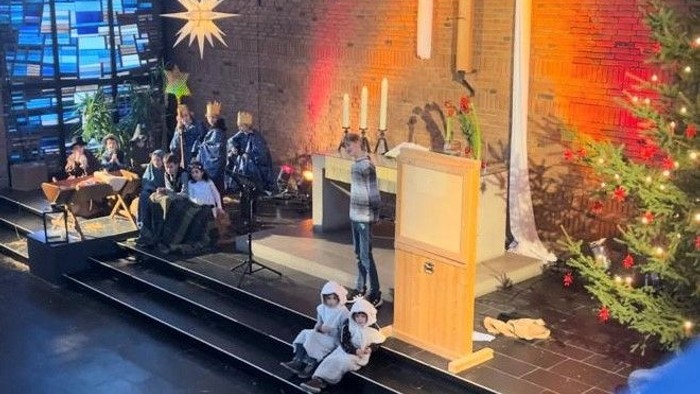 Menschen, die auf Stufen mit Weihnachtsdekoration sitzen.