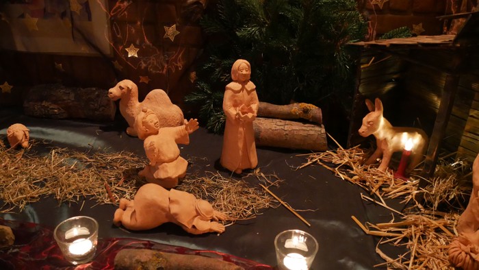 Weihnachtskrippe mit dem Jesuskind, Maria, Josef, Tieren und Kerzen.