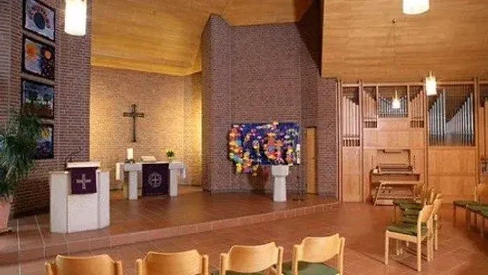 Die Kirche hat hölzerne Bänke und einen großen Klangkörper.