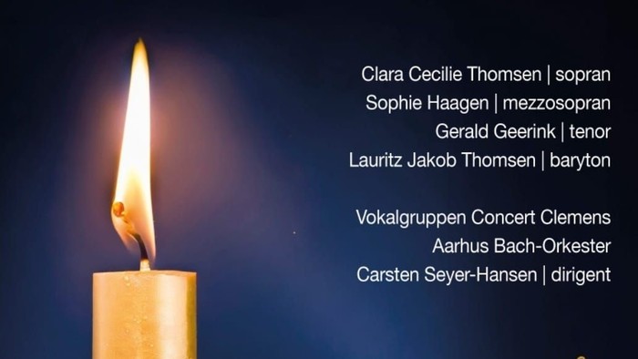 Albumcover med lysende lysestøbe og oplysning om J.S. Bachs Juleoratorium med forskellige sanger og orkester.