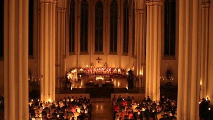 Kirchliche Zeremonie bei Kerzenschein