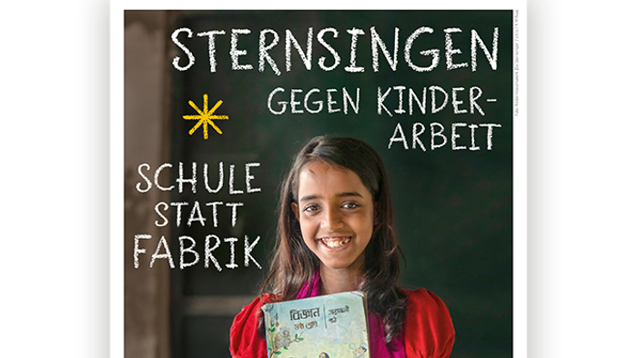 Schülerin hält Buch in der Schule, Plakat für Sternsingen