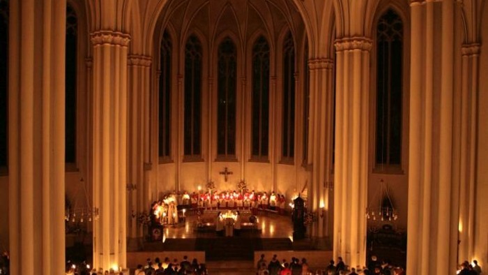 Kirchliche Zeremonie bei Kerzenschein