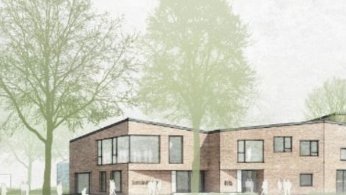 Modernes Wohngebäude mit großen Fenstern und umgeben von Bäumen