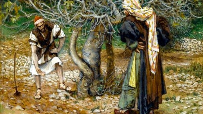 To børn står ved et træ, et voksent kvinde står ved dem