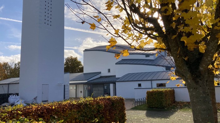 Tornbjerg Kirke med efterårs-farvede blade på træerne i forgrunden