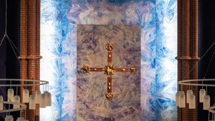 Großes Kircheninnere mit Kreuz und Altartisch