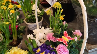 Ein Blumenkorb mit bunten Blumen auf einem Tisch