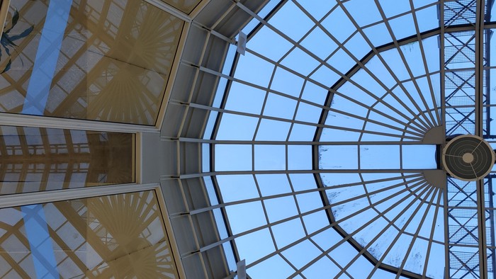 Modernes Glasdach mit Metallträgern