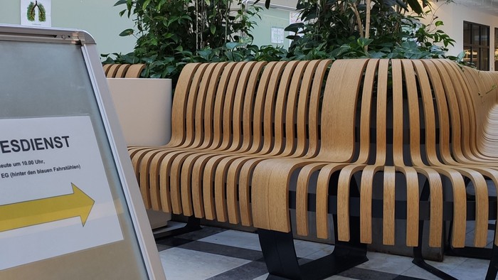 Modernes Wartebereich mit beigem Möbel und Beschilderung