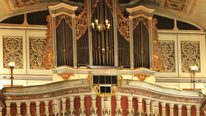 Prachtvolle Kirchenorgel mit aufwendiger Holzvertäfelung und Kronleuchtern