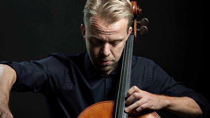 Mand spiller cello.