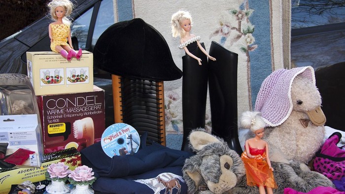 Gegenstände auf einem Trödelmarkt