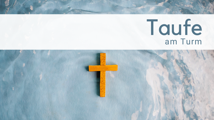 Wasser und in der Mitte liegt ein Holzkreuz