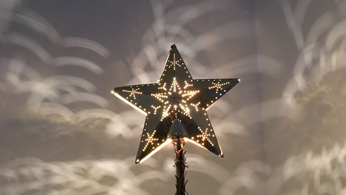 En lysende stjerne på toppen af et juletree