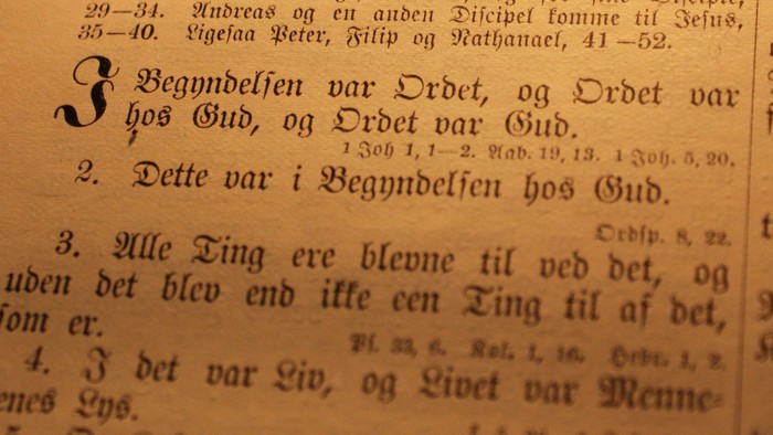 Bogside eller dokument med olddansk tekst.