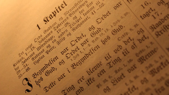 Bog med teksten Johannes-Evangeliet.