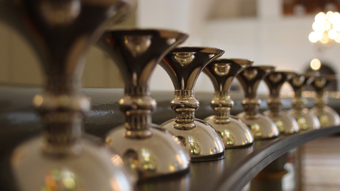 En rekke glansende martiniglas på bord.