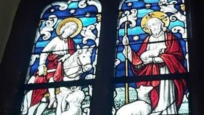 Buntglasfenster mit religiösen Figuren und Tieren