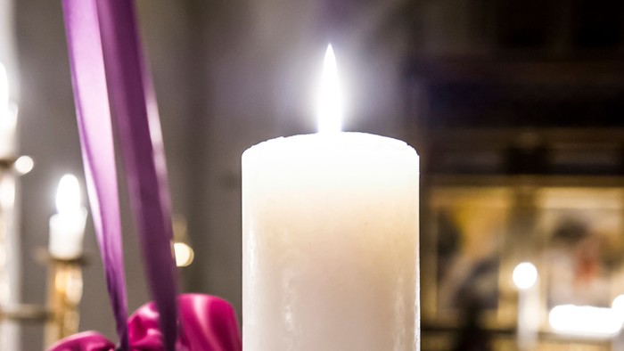 En lysende lysekone med violet bånd og en tannekrans.