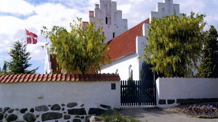 Karlslunde Kirke med røde tag og dansk flag