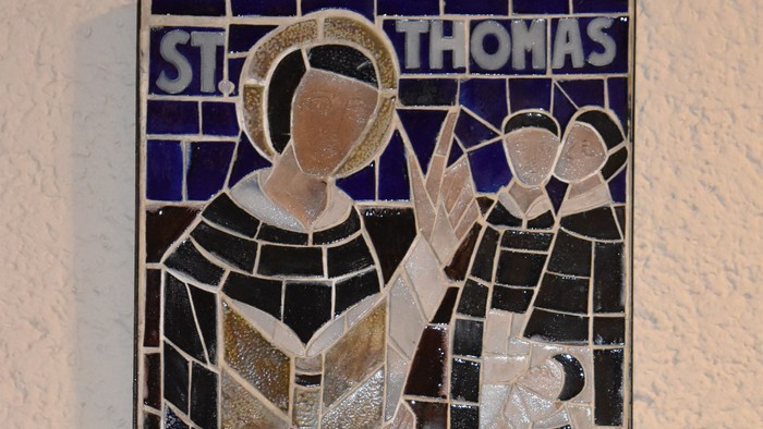 Das Mosaik zeigt einen Heiligen mit einem Kind.