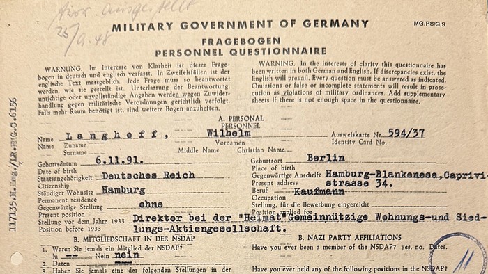 Militärregierung-Fragebogen aus der Nachkriegszeit in Deutschland zu Mitgliedschaft und Aktivitäten in der NSDAP.