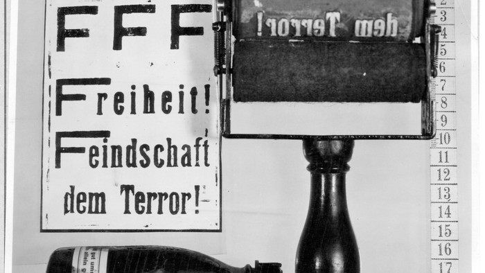 Ein Proteststempel und Stempelkissen aus dem West-Berlin der 1950er Jahre gegen den ostdeutschen Terror und die Unterdrückung, mit einer Flasche Tinte.