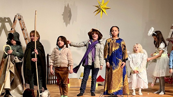 Kinder in Kostümen auf Bühne bei Aufführung