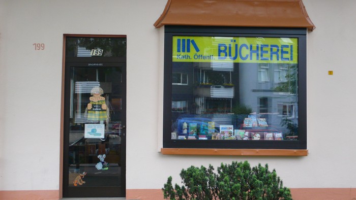 Ein Geschäft mit Schaufenster und Werbung für Bücherei.