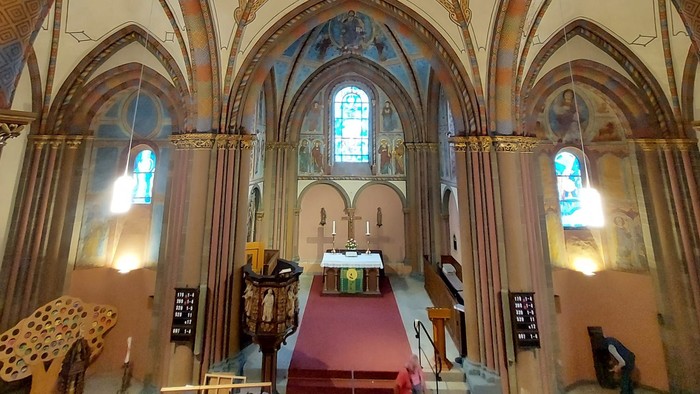 Blick in den Altarraum der Margaretenkirche von der Empore.