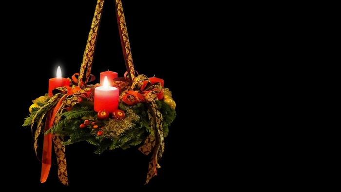 Hängender Adventskranz mit 2 brennenden Kerzen