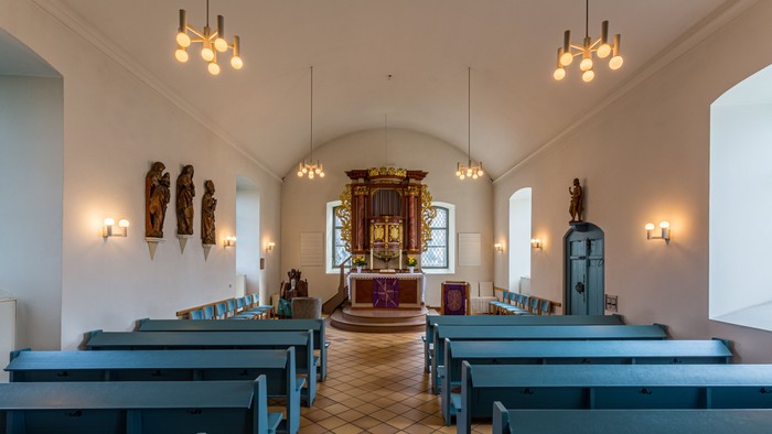 Innenraum der Dorfkirche Alt-Wittenau mit Blick auf den Altarraum