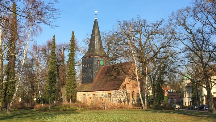 Dorfkirche Alt-Wittenau von außen bei Sonnenschein