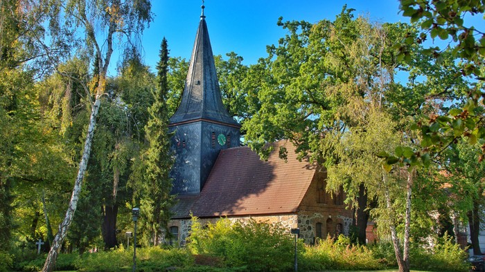 Dorfkirche Alt-Wittenau von außen bei strahlend blauem Himmel