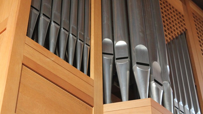 Ein Orgelpfeifenregal mit Holzverkleidung