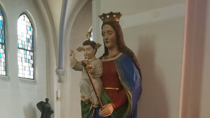 Die Statue einer Heiligen mit Kind in einer Kirche.